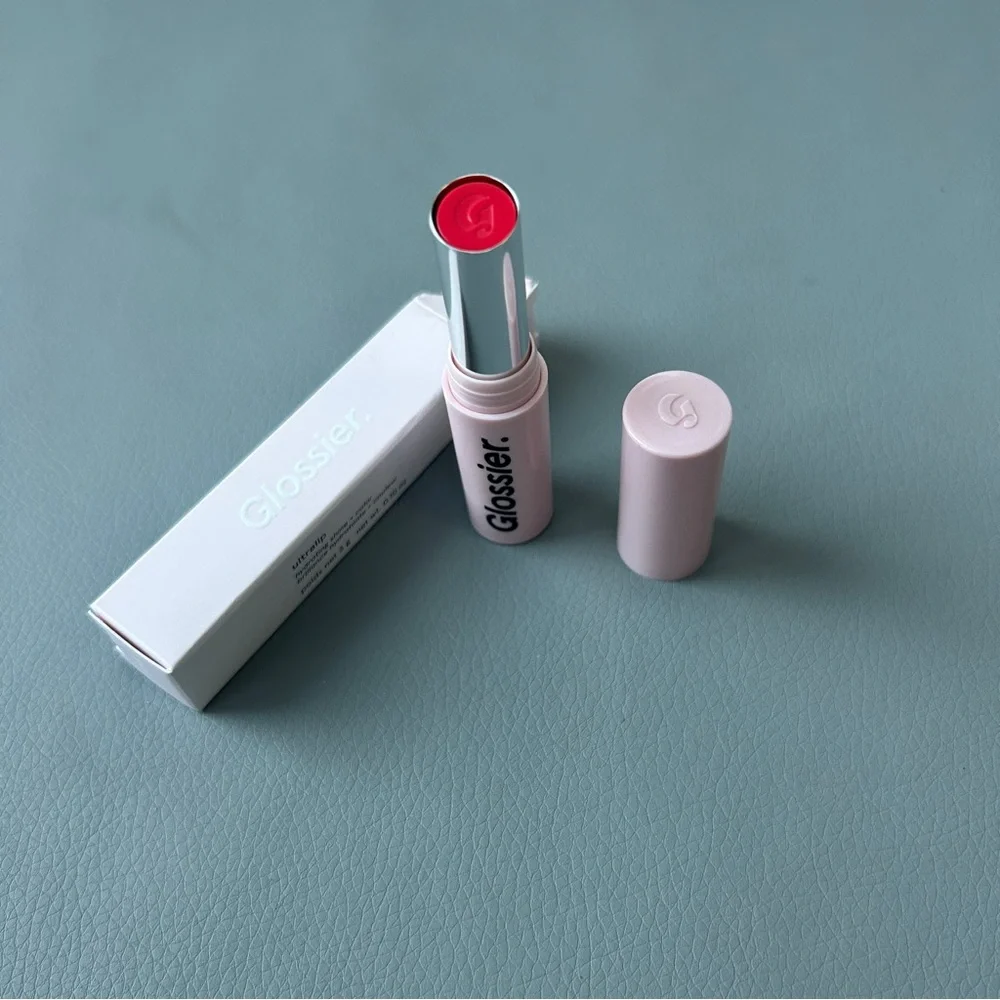 💄 NWT -Glossier Ultralip Lipstick in Portrait Color Pink